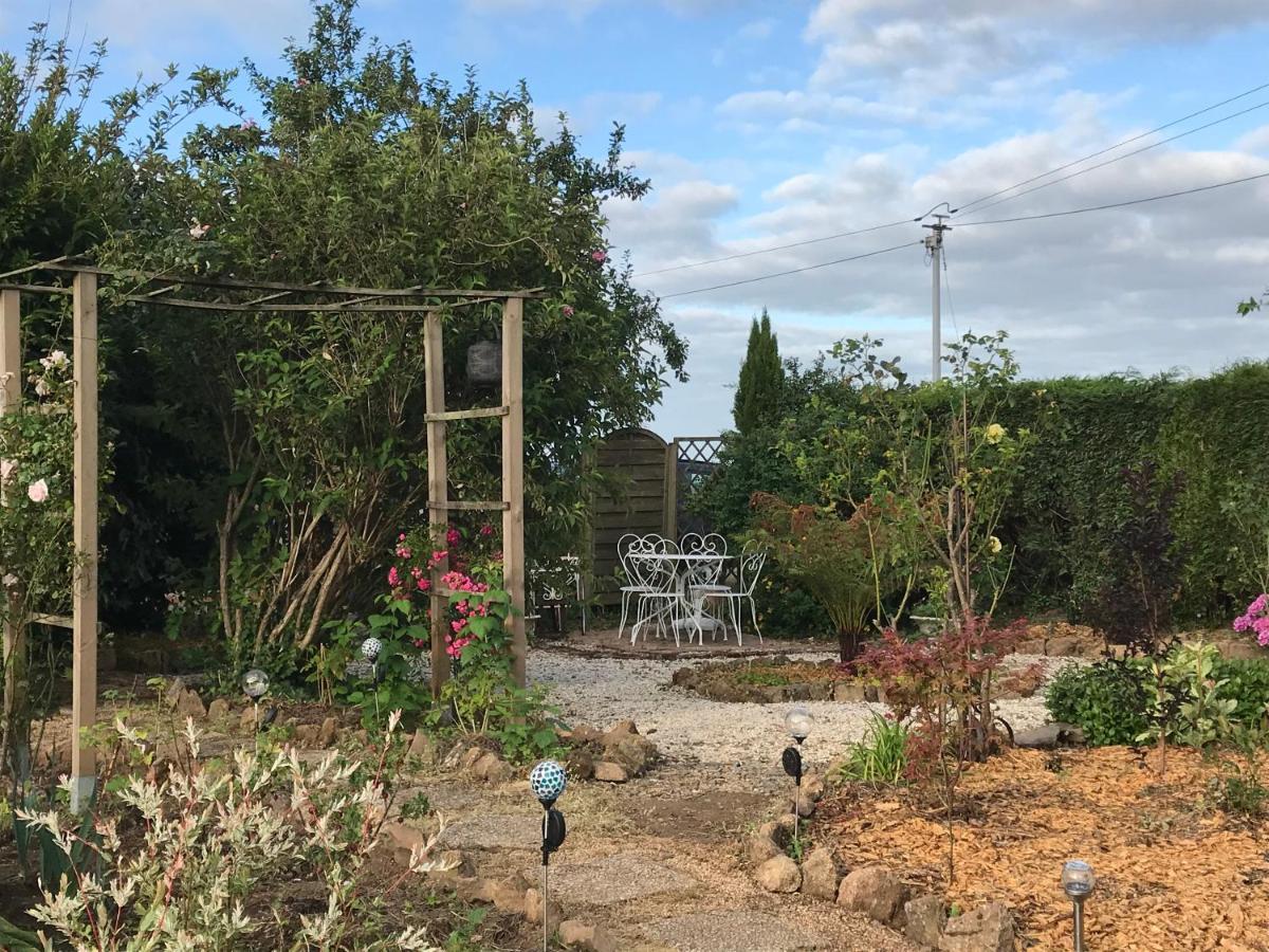 Bed and Breakfast Le Jardin Des Fees Savigny-le-Vieux Exterior foto